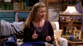 - We haven't known each other for that long a time. And, um, there are three things that you should know about me. One, my friends are the most important thing in my life. Two, I never lie. And three, I make the best oatmeal-raisin cookies in the world.
- Okay. Thanks, Pheebs. Mm, my God. Why have I never tasted these before?
- Oh, I don't make them a lot... because I don't think it's fair to the other cookies. 