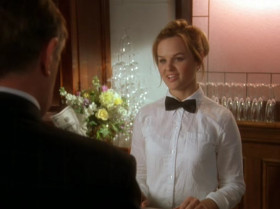 - Just a club soda, I'm driving.
- It's an open bar, cutie.
- Give me a bucket of Scotch.