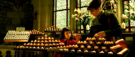 Amandine takes Amelie to Notre Dame to light a candle and pray for a baby brother. Three minutes later, heaven sends, alas, not a baby boy, but Marguerite, a tourist from Quebec, bent on ending her life. Amandine Poulain is killed instantly.