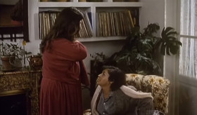 - I don't want to. I should throw myself out of the window and cut the psychology thing. I'd be better off.
- Take this pill. Relax, now. Sleep. Be good.
- Sleep, sleep. And who's going to the airport this afternoon? Crappy psychologists!