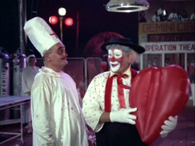 - Doctor Saab, my heart's that big?
- It's very dangerous to have a large heart. Look after it well. If it continues to grow, it will engulf the world!
- The whole world? Doctor, my heart will engulf the world?