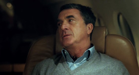 - What was that?
- Nothing. Just a hole in the cabin.
- Philippe, tell me if something's wrong.
- It was very nice knowing you.