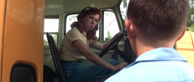 - Are you coming along?
- Mama said not to be taking rides from strangers.
- This is the bus to school.
- I'm Forrest. Forrest Gump.
-I'm Dorothy Harris.
-Well, now we ain't strangers anymore.