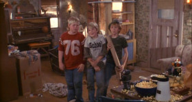 - They're... They're not mine.
- I was sure you'd remember them!
- Well, I think I'd remember if I had three...
- Four, honey! Don't forget little Joe.
