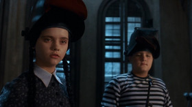- Children, this is Miss Jellinsky, our new nanny. What do we say?
- Be afraid. Be very afraid.