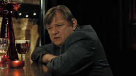 - Your girlfriend's very pretty.
- She ain't my girlfriend. She's a prostitute I just picked up.
- Oh. Didn't know there were any prostitutes in Bruges.
- Just have to look in the right places. Brothels are good.
- Well, you've picked up a very pretty prostitute.
- Thank you.