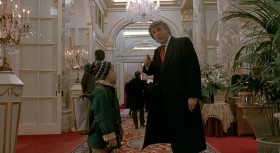 - Excuse me. Where's the lobby?
- Down the hall and to the left.
- Thanks.
