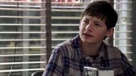 - Oh. Henry, this is David and Mary Margaret.
- Are you helping my mom with the case? Or are they the ones who jumped bail?
- Oh, no, they are... they're just... old friends.
- Friends? From where?
- Phoenix.
- Here.
- Well, Phoenix... and then... here.
- But I thought you were only in Phoenix for... being in that place.
- Right. We were cell mates.
- Really? What were you in for?
- Banditry. People make mistakes. The important thing is... to find a way to keep moving on.