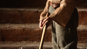 - It is not a greatsword that is needing two hands to swing it.
- lt's too heavy.
- It is heavy as it needs to be to make you strong.