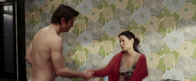- Where's Nick?
- I don't know. He was supposed to meet me here. He never showed up.
- How'd you get in?
- Door was open.
- Door was open?
- Yeah.
- Open or unlocked?
- I don't remember.
- But you said open.
- Could've been. Hey, what was your name again?
- Lindsey. I live across the hall. I came over to borrow a cup of sugar.
- Where's your cup?
- I said I came over to borrow a cup of sugar. If I'd brought a cup, then I would've said I came over to borrow sugar.
- Touché.